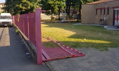 Cancello delle case comunali cade addosso a un bimbo, due anni prima era già capitato alla sorellina