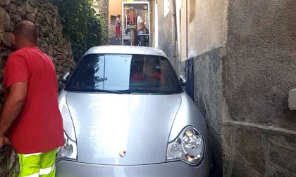 Segue il navigatore e rimane incastrato con la sua Porsche