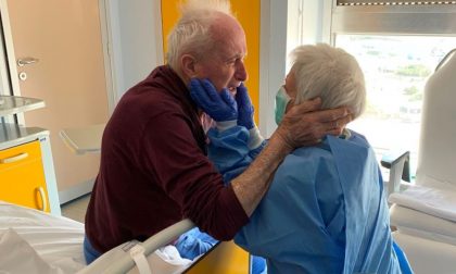 Morta l’anziana dell’abbraccio col marito simbolo della lotta al Covid