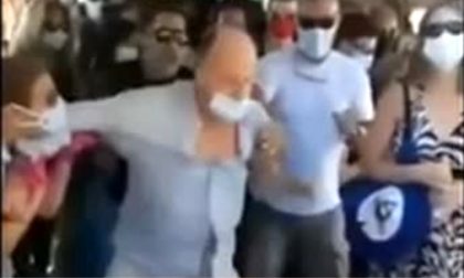 Il video del turista senza mascherina cacciato dal vaporetto a Venezia