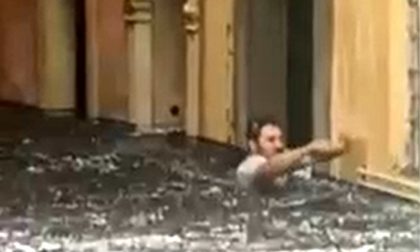L’odontotecnico con l’acqua fino al collo dopo la bomba d’acqua a Verona