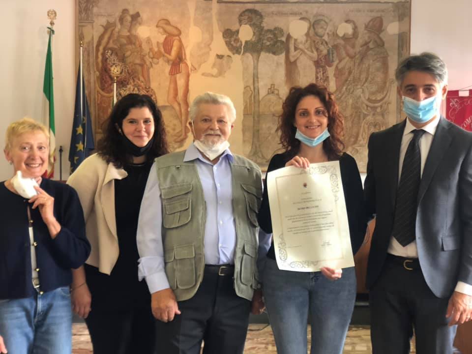 Trova per terra una busta con 2 mila euro, lancia un appello su facebook e li restituisce