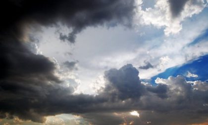 Un mix di nuvole, qualche pioggia, sole e ancora “caldino” | Meteo weekend