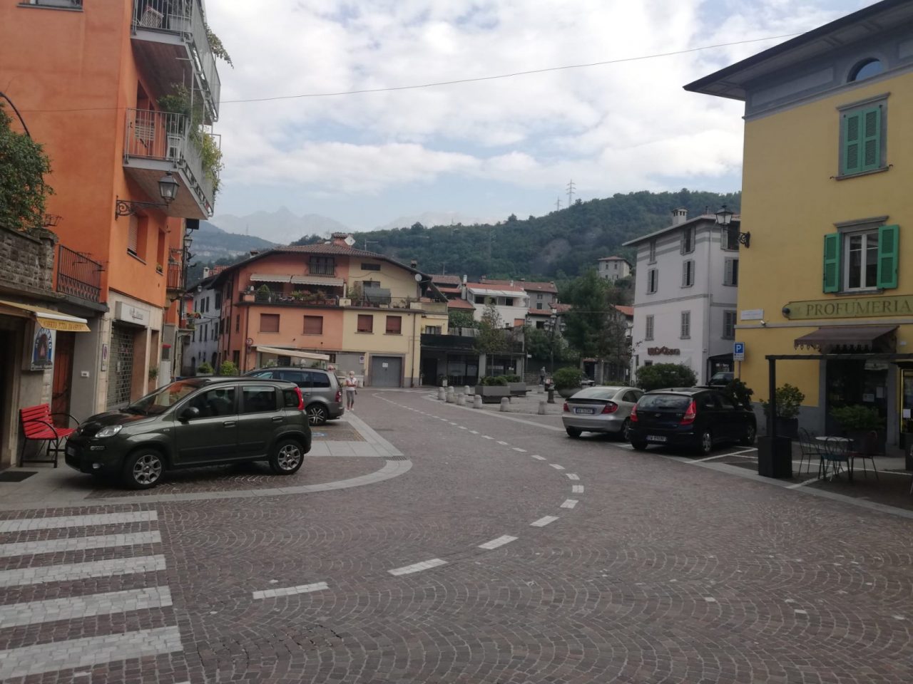 Quella piazza riaperta che divide gli esinesi