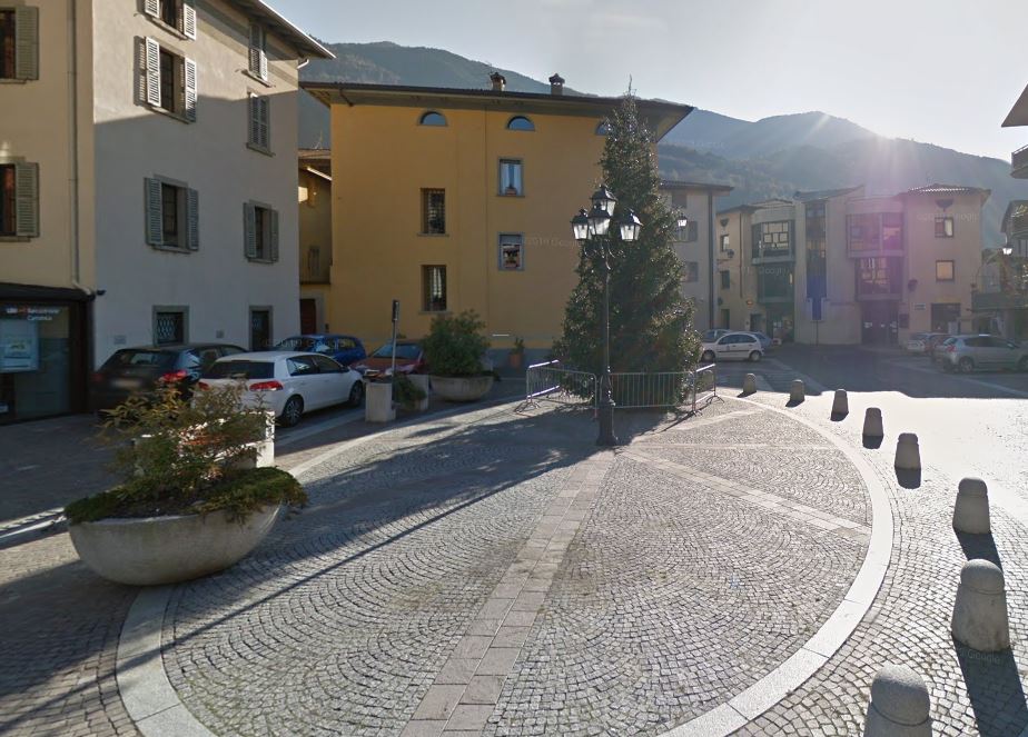 La piazza è stata riaperta. Vincono i commercianti