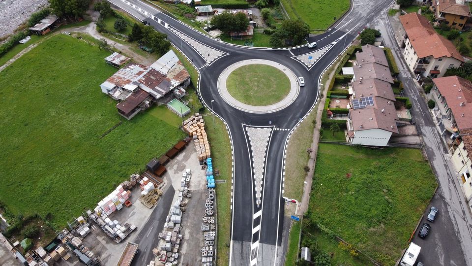 Aperta la nuova rotatoria della SP8. Lavori in corso per il nuovo campo in sintetico