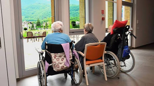 RSA lombarde ancora off limits: 60mila anziani lontani dai parenti