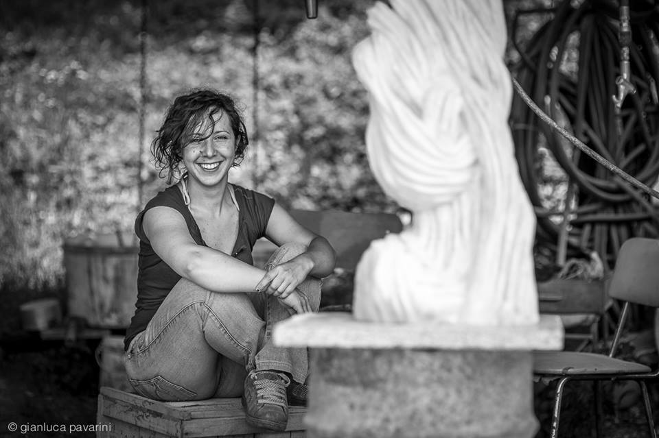 Milena, la passione per la scultura e quei ‘frammenti di luna’ che illuminano Ono San Pietro
