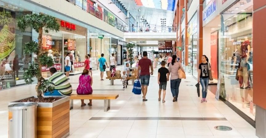 Coprifuoco alle 23 e centri commerciali non alimentari chiusi nel fine settimana