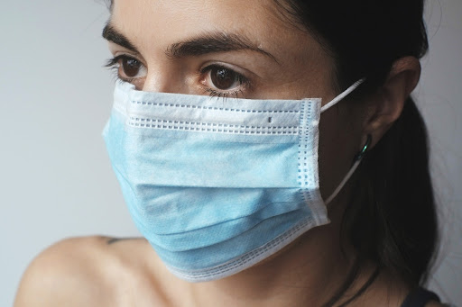 Mascherine obbligatorie al chiuso, anche al lavoro