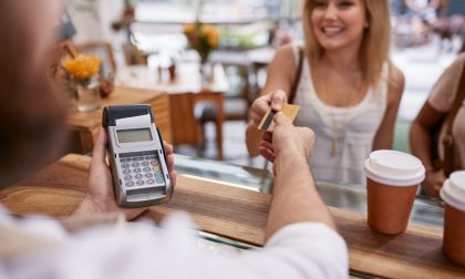 Extra Cashback Natale 2020: se paghi con bancomat e carte restituito il 10%