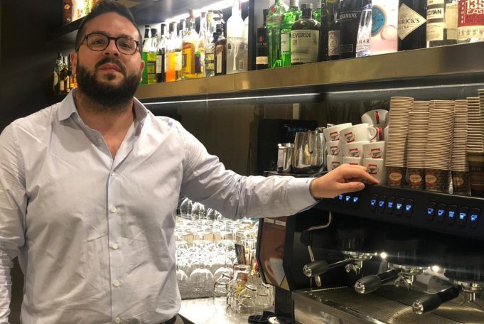 Michele: “Consegno colazioni a domicilio a 50 centesimi, caffè e brioche”, il ricavato per integrare la cassa integrazione