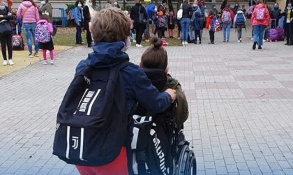 Ogni giorno gli amici spingono la carrozzina di Luca per accompagnarlo a scuola