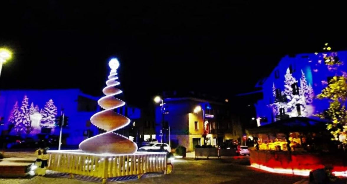 Le luci e i silenzi della piazza in questo “Natale a metà”