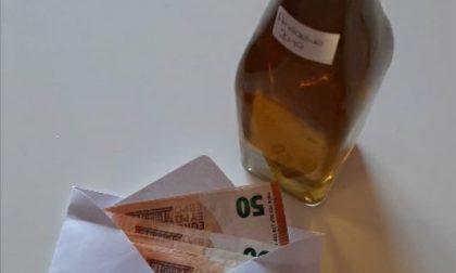 Il dono di una signora: 500 euro per i bambini e… una bottiglia di liquore alle amarene per il sindaco