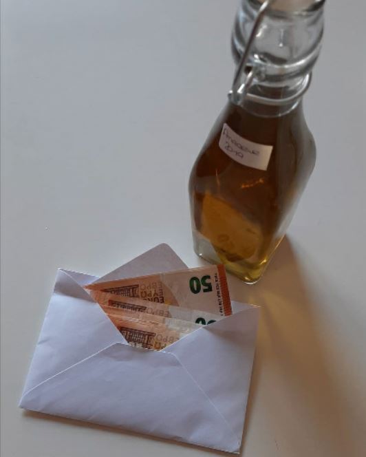 Il dono di una signora: 500 euro per i bambini e… una bottiglia di liquore alle amarene per il sindaco