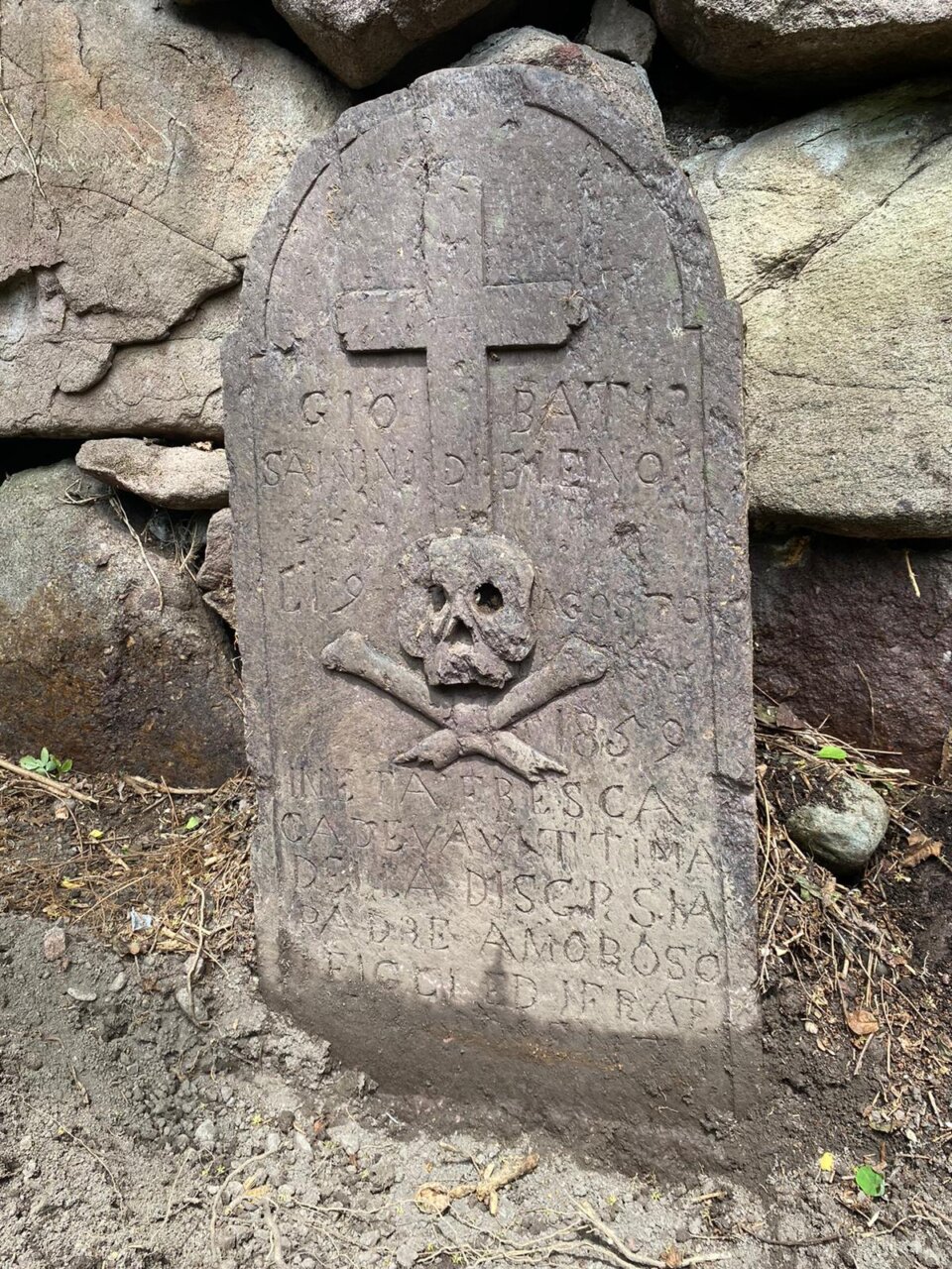 I volontari ripuliscono le erbacce e spunta una lapide del 1859