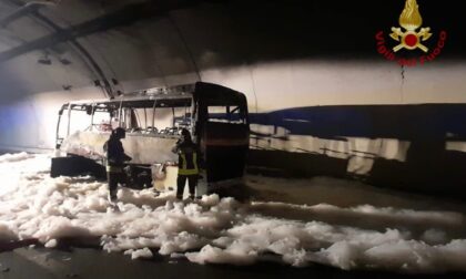 Bus prende fuoco in una galleria del Lecchese: autista salva i 25 bimbi che erano a bordo