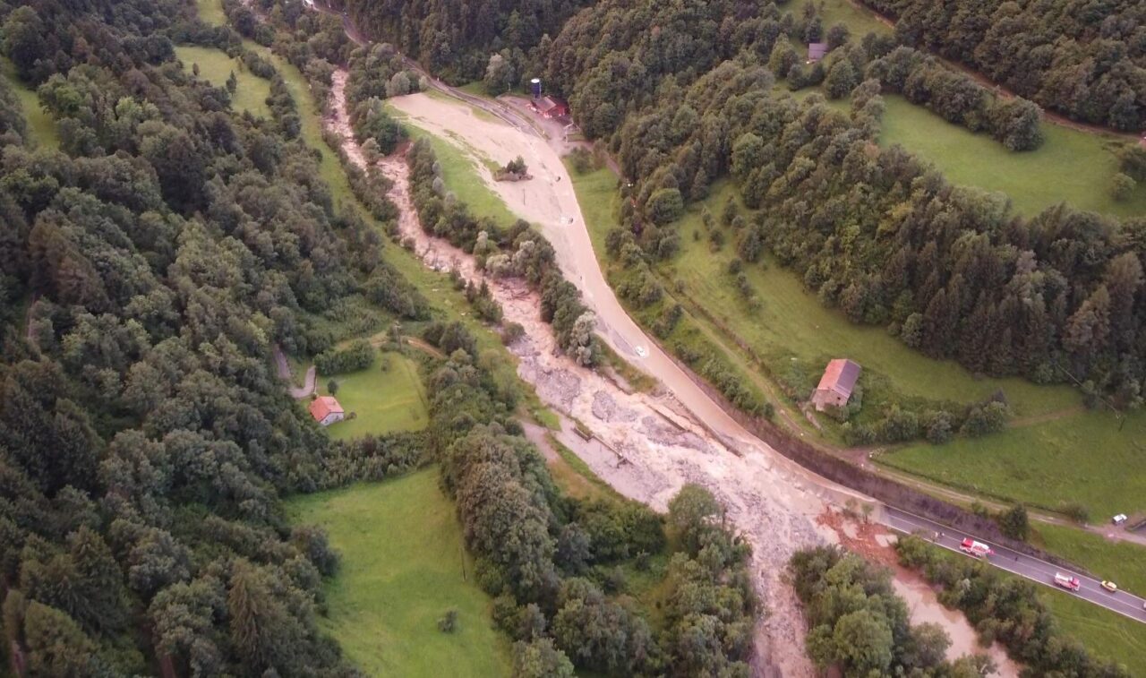Esonda l’Oglio e la SS42 si trasforma in un fiume di detriti. Ecco le immagini