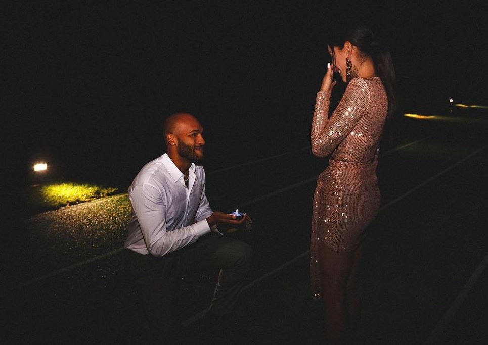 Il sì di Nicole a Marcell Jacobs. La proposta di matrimonio sulla pista di atletica
