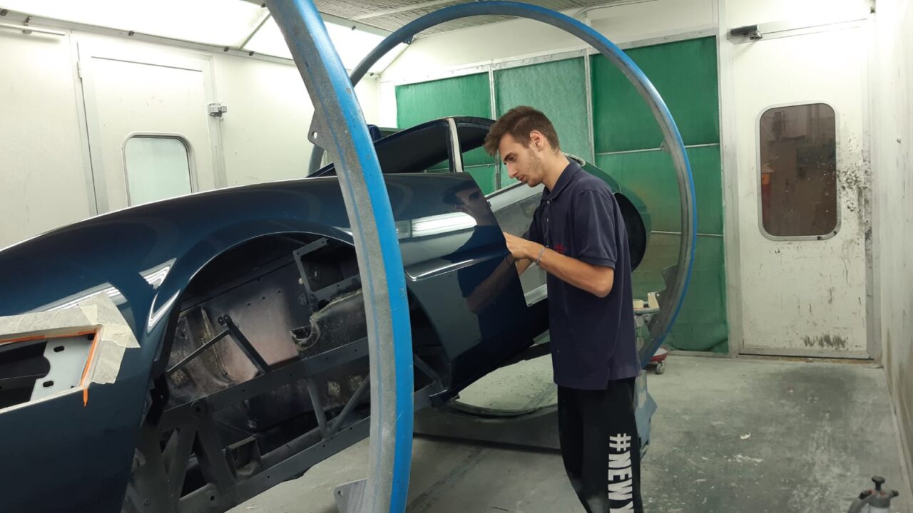 Samuele fa vivere il suo sogno da bambino: “Restauro le auto d’epoca prestigiose che vedevo in tv e per ora guido la… Punto del nonno”