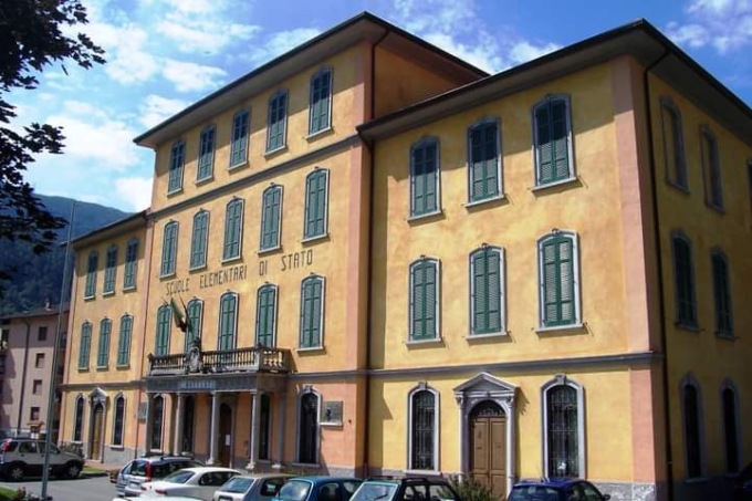 Il Comune paga la metà dei libri scolastici e un guardiano per il pullmino. Il sindaco: “Il piano di diritto allo studio più ricco della storia”