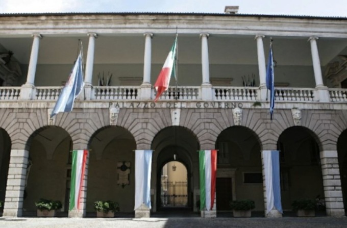 Il centrodestra fiuta il ribaltone. E il Presidente scade l’anno prossimo