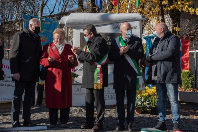 Gli emigranti camuni e il taglio del nastro del monumento