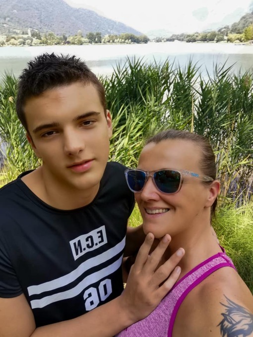 Antonia & Steven, mamma e figlio, l’autismo,  le battaglie, la baita in Val di Scalve, lui che non parla, lei che lo capisce e ora i 18 anni…