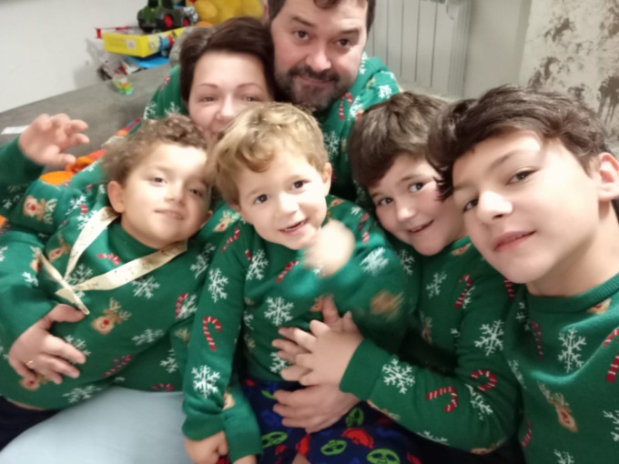 FESTA DEL PAPÀ – ARTOGNE – Fabio, figlio unico, e i suoi 4 figli maschi: “Il lavoro al supermercato, il calcio, gli scacchi. Sono un papà stancamente felice”