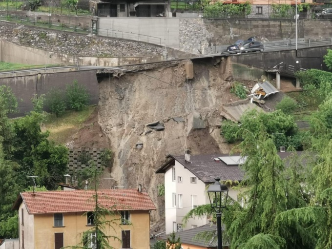 Violenti nubifragi in Valle Camonica: ad Angolo Terme crolla la strada, 30 persone evacuate