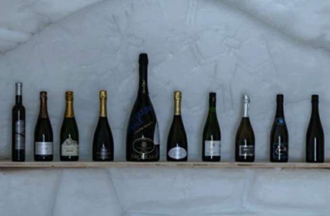 PONTE DI LEGNO – “Dall’igloo al calice, bollicine d’alta quota”: le 200 bottiglie di vino camuno che sono state collocate all’interno di un igloo ai 2.000 metri di quota del Corno d’Aola