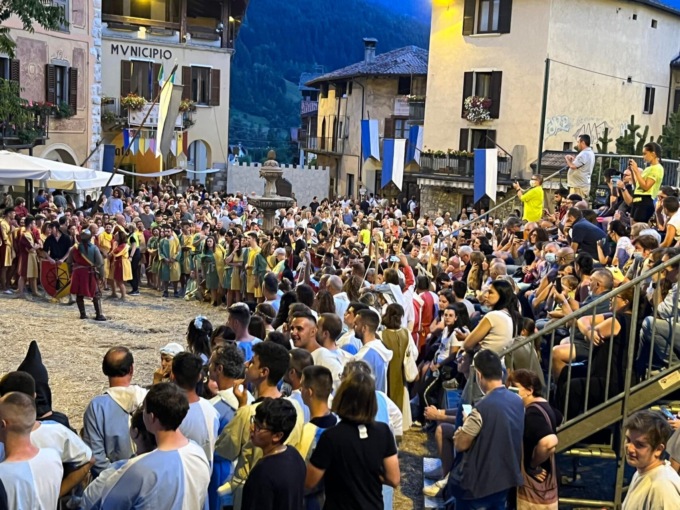 BORNO – Il trionfo di pubblico del Palio di San Martino. Vincono la contrada della Quadela e il borgo di Malegno