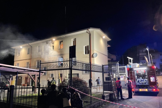 Edolo, brucia la caserma dei Carabinieri: il primo piano è inagibile