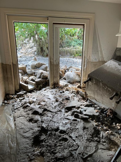 NIARDO – Angela e quella notte d’inferno: “Il fango mi ha travolto, pensavo di morire. In pochi minuti abbiamo perso tutto, mi manca il profumo di casa, ma il sorriso di Leonardo…”