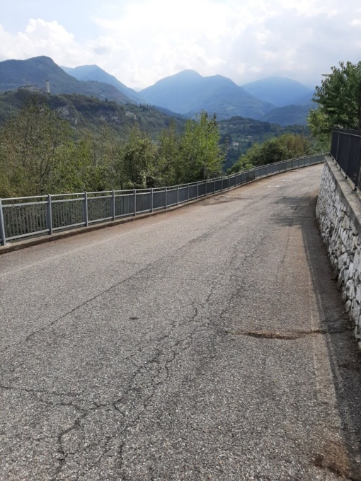 MALEGNO – Il sindaco, la strada, la “visione economica” e quei “2.000 abitanti che da azionisti diventano attori”