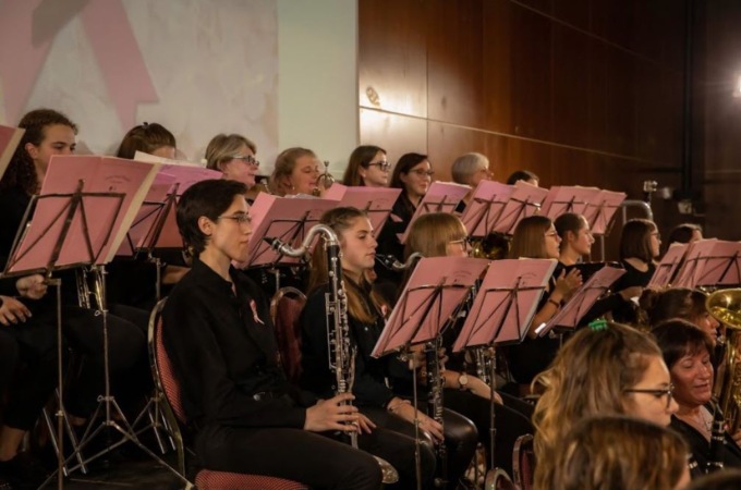 Un concerto di 100 bandiste camune per le donne