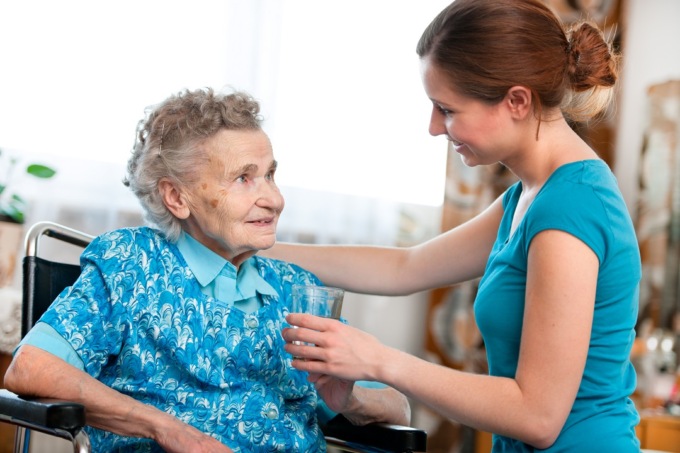 Caregiver: una legge per sostenere chi assiste i propri familiari