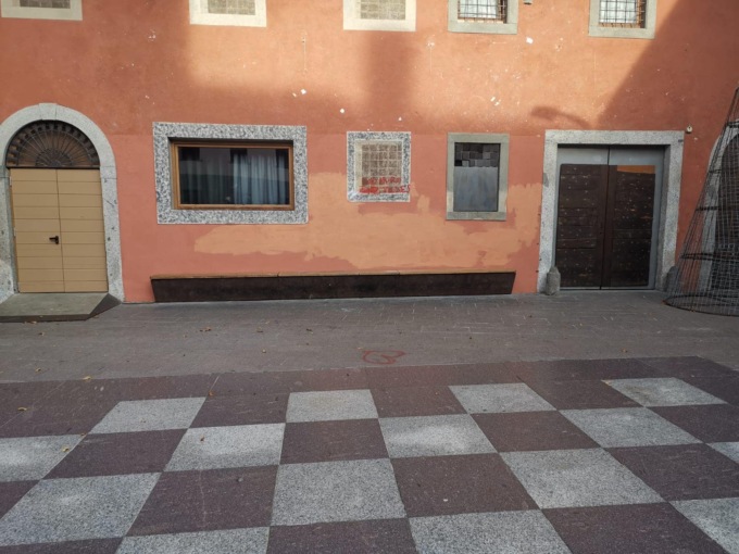 Ragazzini di terza media imbrattano i muri. Le foto di loro che ripuliscono gli spazi finiscono sui social e scoppia la polemica