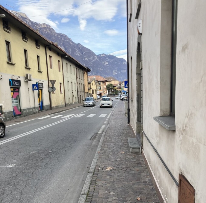 Viaggio in via Roma, tra cittadini,  commercianti  e negozi chiusi