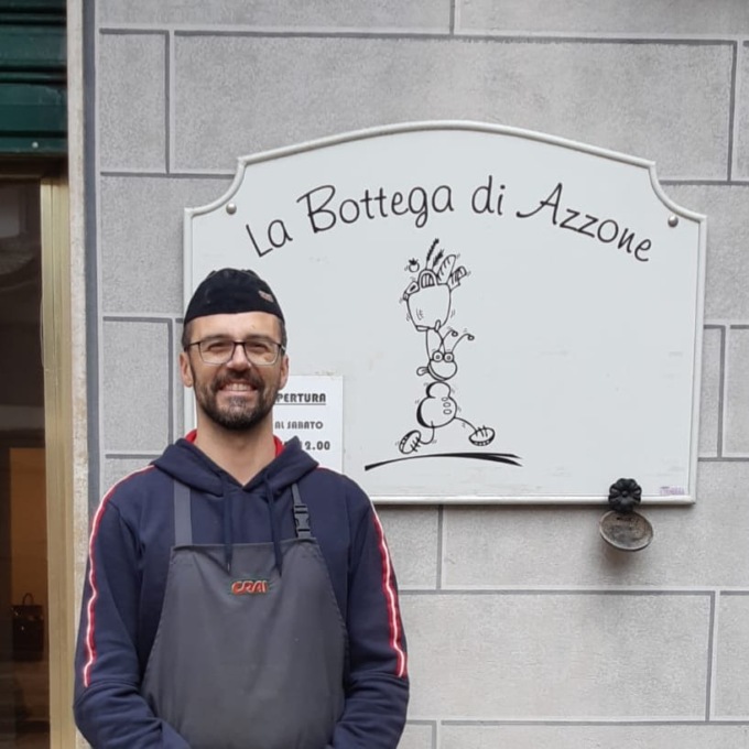 Irene, Roberto e la Bottega di Azzone che abbassa la serranda: “Quando chiude l’ultimo negozio un paese si spegne, ma…”