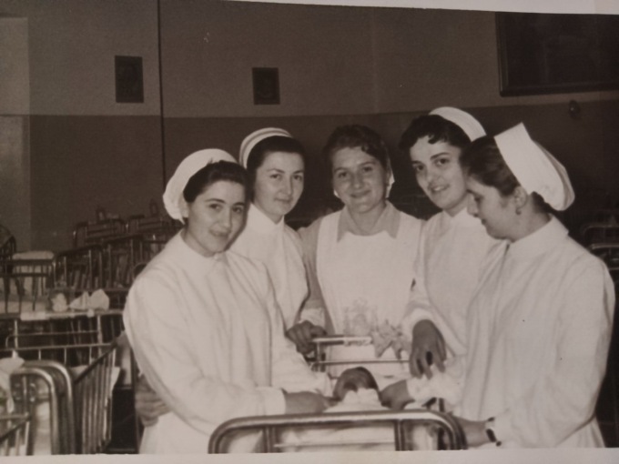 Riccarda, ostetrica negli anni Sessanta: “Nelle case si vedeva il cielo, una volta una mamma aveva paura di morire e…”
