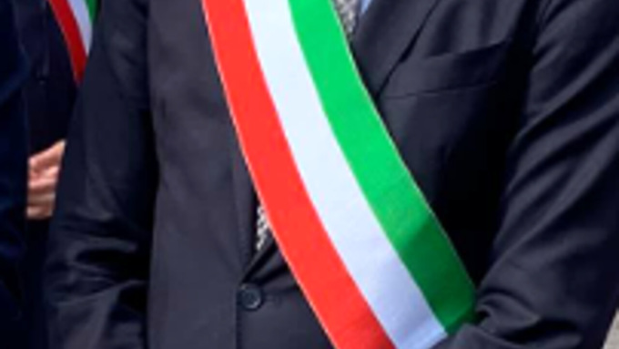La paga dei sindaci schizza a un minimo di 2 mila euro (3 mila per i Comuni medi)