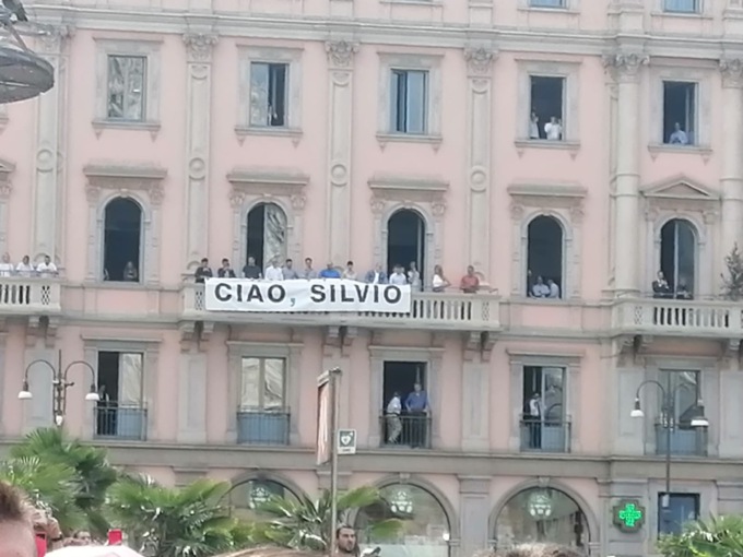 Al funerale di Berlusconi: tra ‘il più italiano tra gli italiani’ e ‘io non sono in lutto’