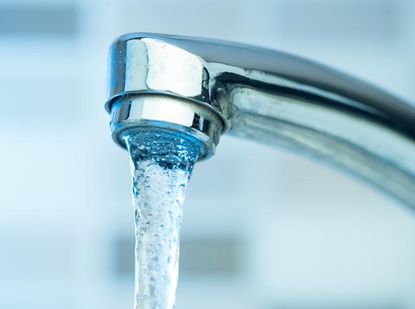 Acqua, sentenza rinviata. Colossi: “Dovremmo farci la doccia con le bottiglie”