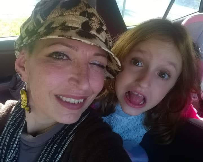 Cinzia e il tumore al seno: “Le chemio, l’operazione e i capelli che ho fatto rasare alla mia bambina…”