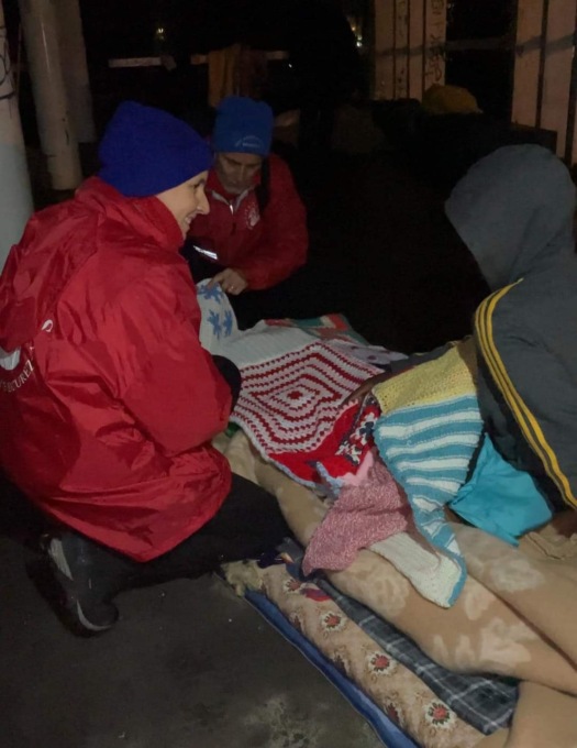 Gli ‘Amici di Caterina’ e le 40 coperte donate ai senzatetto
