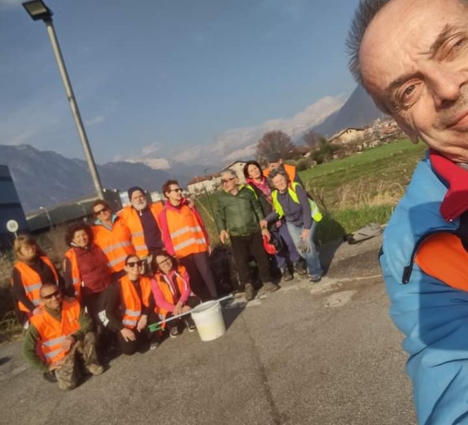 Tomaso e il gruppo ‘Pulito è più bello’: “Raccogliere rifiuti abbandonati è un palliativo”
