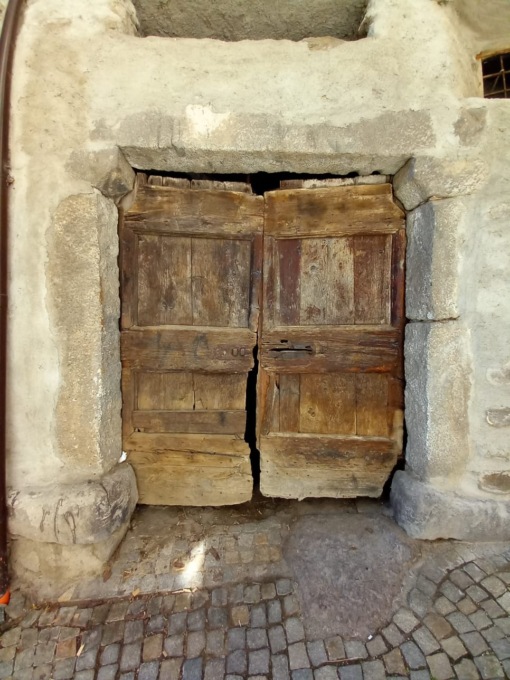 Sellero, il Re senza… Castello, le streghe, i portoni antichi e il caglio DOP