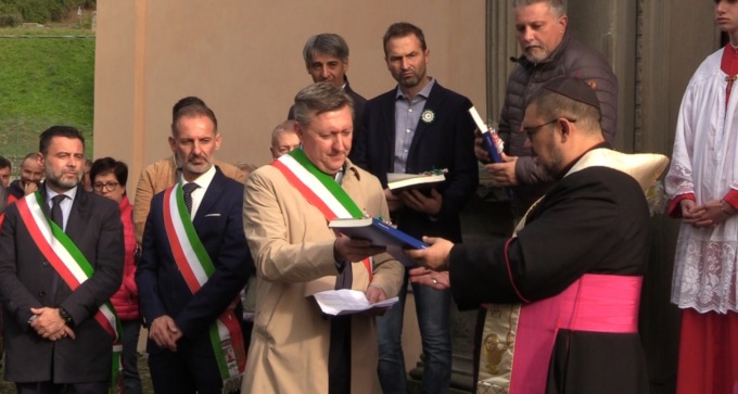L’entrata di Don Marco, nuovo parroco, originario di Breno, che torna nella sua Valle